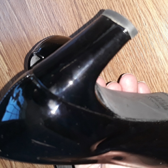 Stuart Weitzman black patent leather heels. Size 7 - Picture 7 of 10